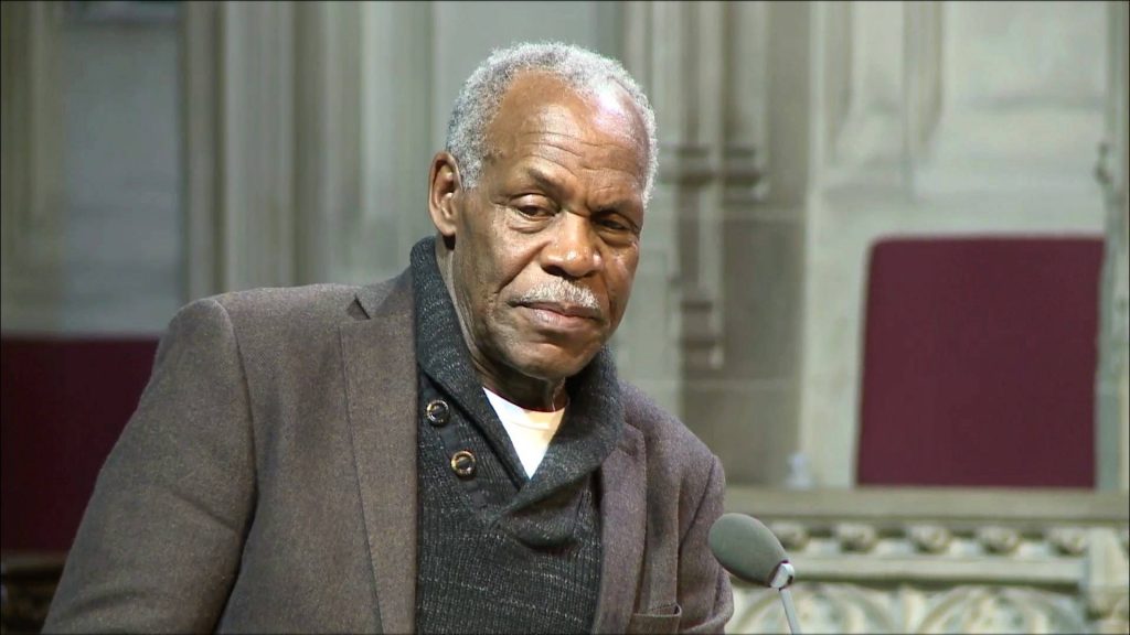 Airbnb ficha al actor Danny Glover tras acusaciones de discriminación racial