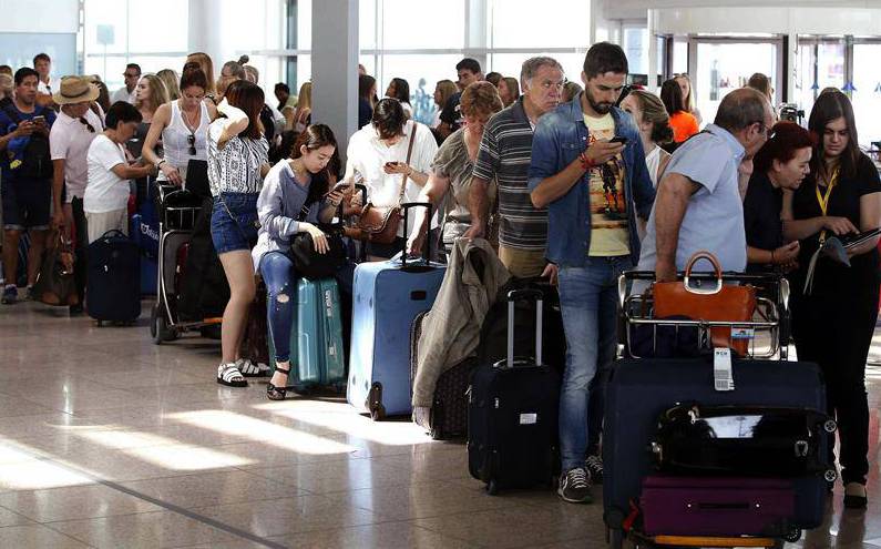 Los empleados de Eulen suspenden la huelga en El Prat tras el atentado