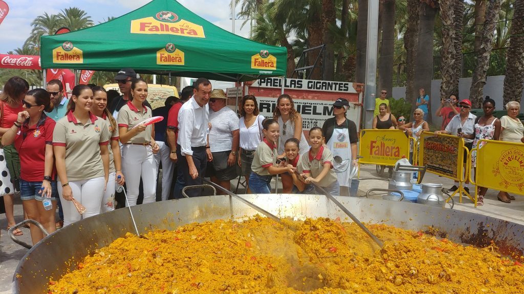 Más de 2.500 personas saborean el arroz con costra más grande del mundo