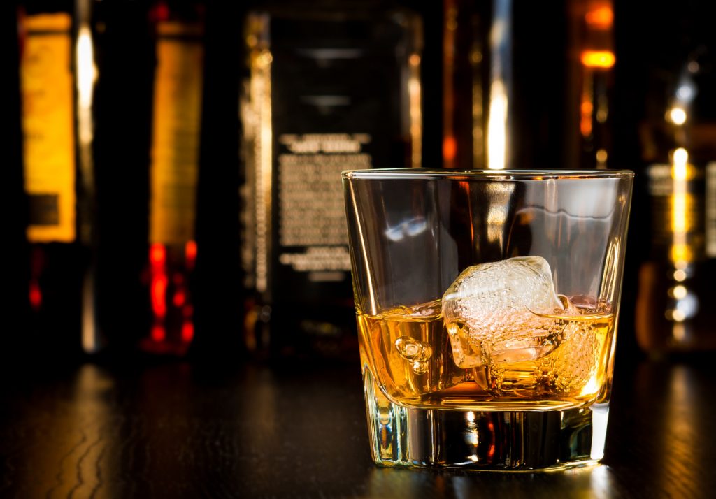 Un turista paga 8.800 euros por un vaso de whisky de 1878