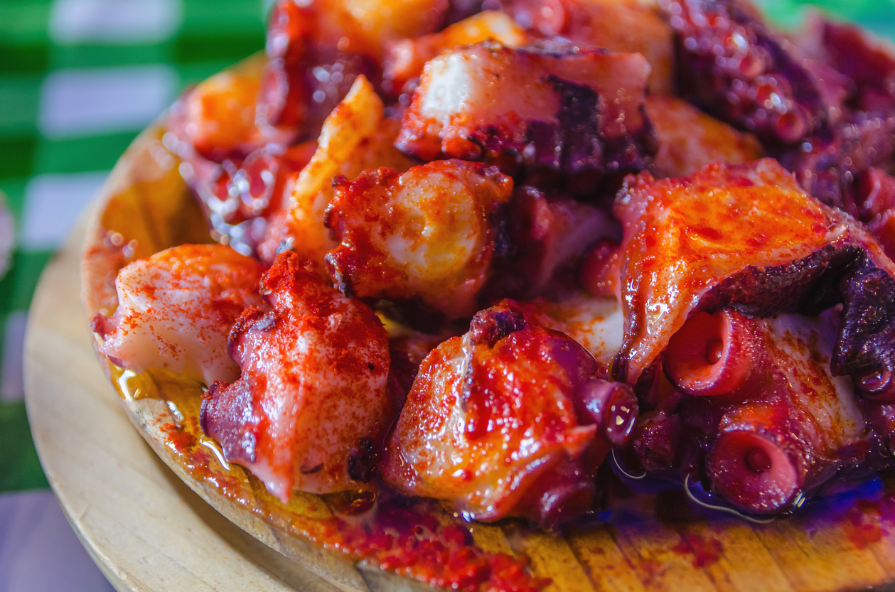 O Carballiño elabora en 11 minutos la tapa de pulpo más grande del mundo