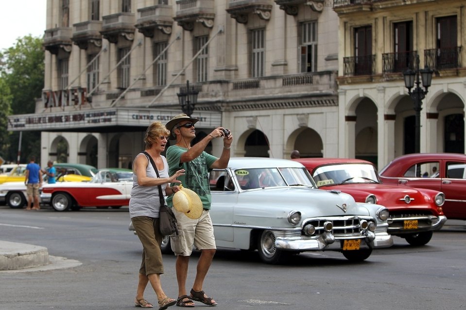 Cuba trata de recuperar la normalidad mientras se despide de los turistas