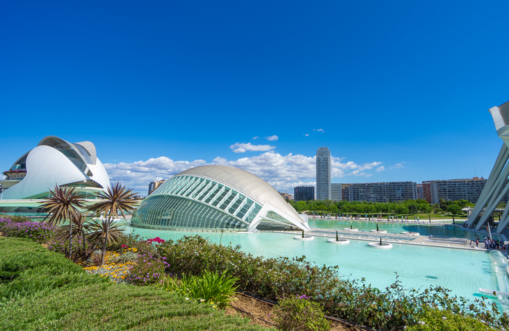 El Parlamento valenciano pide al Consell la creación de una tasa turística