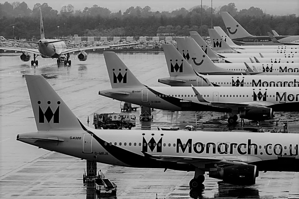 Monarch deja de operar y cancela todos sus vuelos