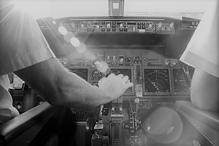 Las compañías aéreas intensifican su lucha por conseguir pilotos
