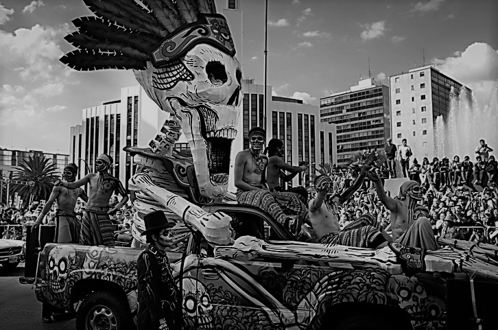 La muerte se pasea por calles de Ciudad de México con desfile multitudinario