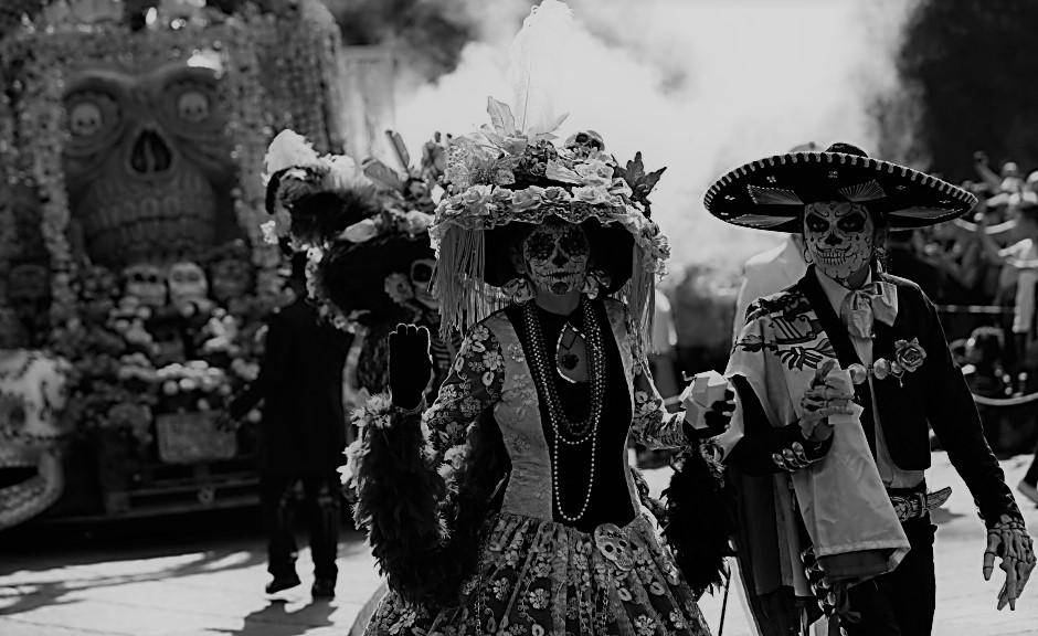 After Mexico quakes, Day of the Dead parade honors rescuers