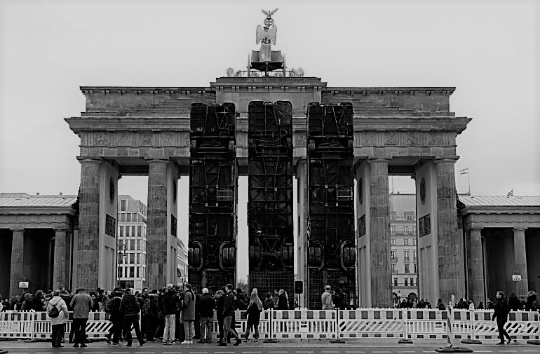 Exhibit at Berlin’s Brandenburg Gate evokes Syrian war