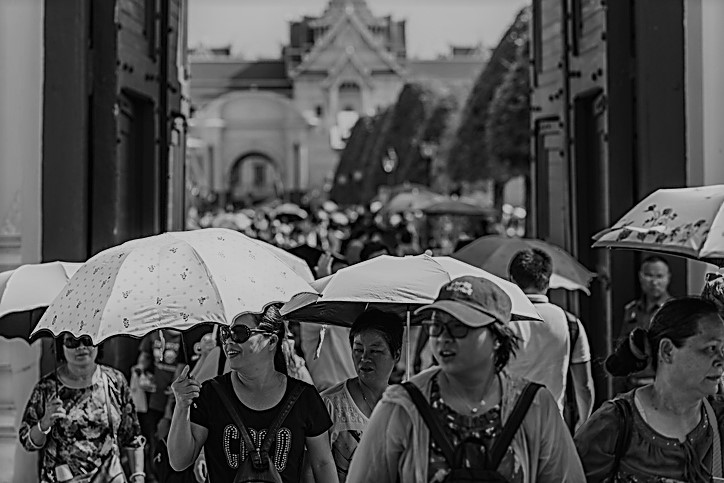 “We like Paris but are a bit scared,” Chinese tourists say after muggings