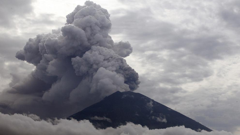 Aeropuerto de Bali se mantendrá cerrado por tercer día por erupción del Agung
