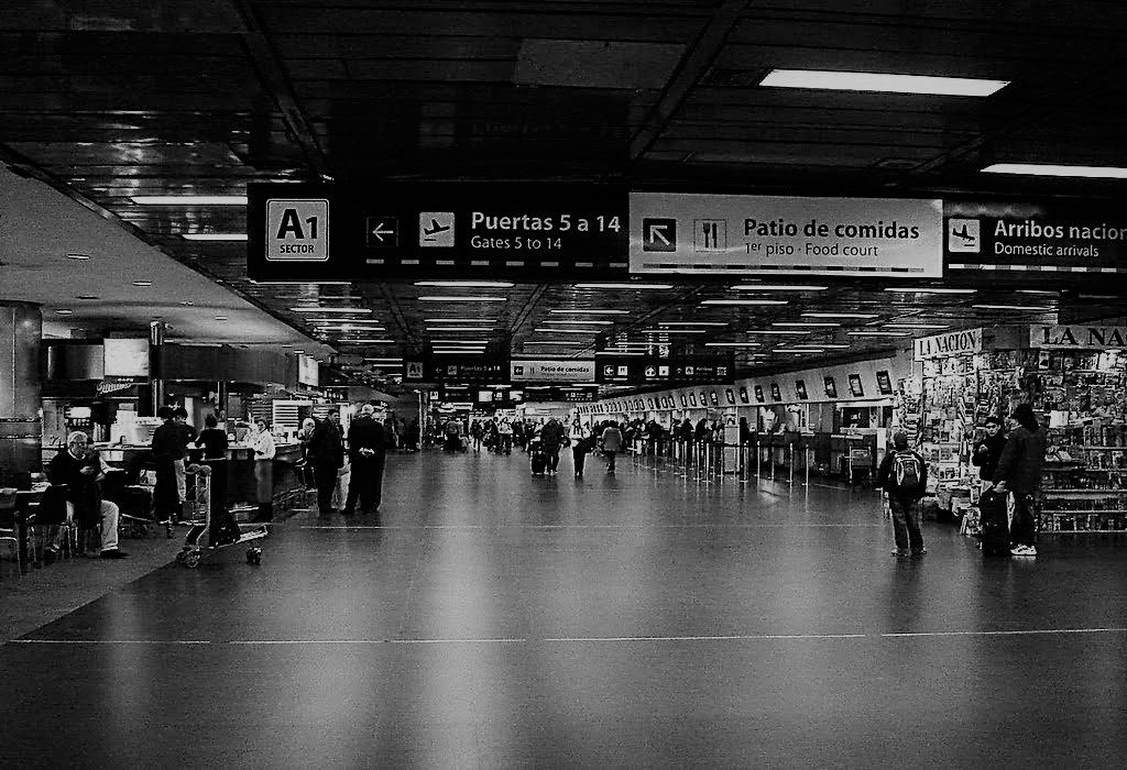 Los principales aeropuertos de Argentina cancelan vuelos por la huelga general