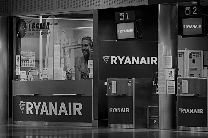 Ryanair unions lift Christmas strike threat