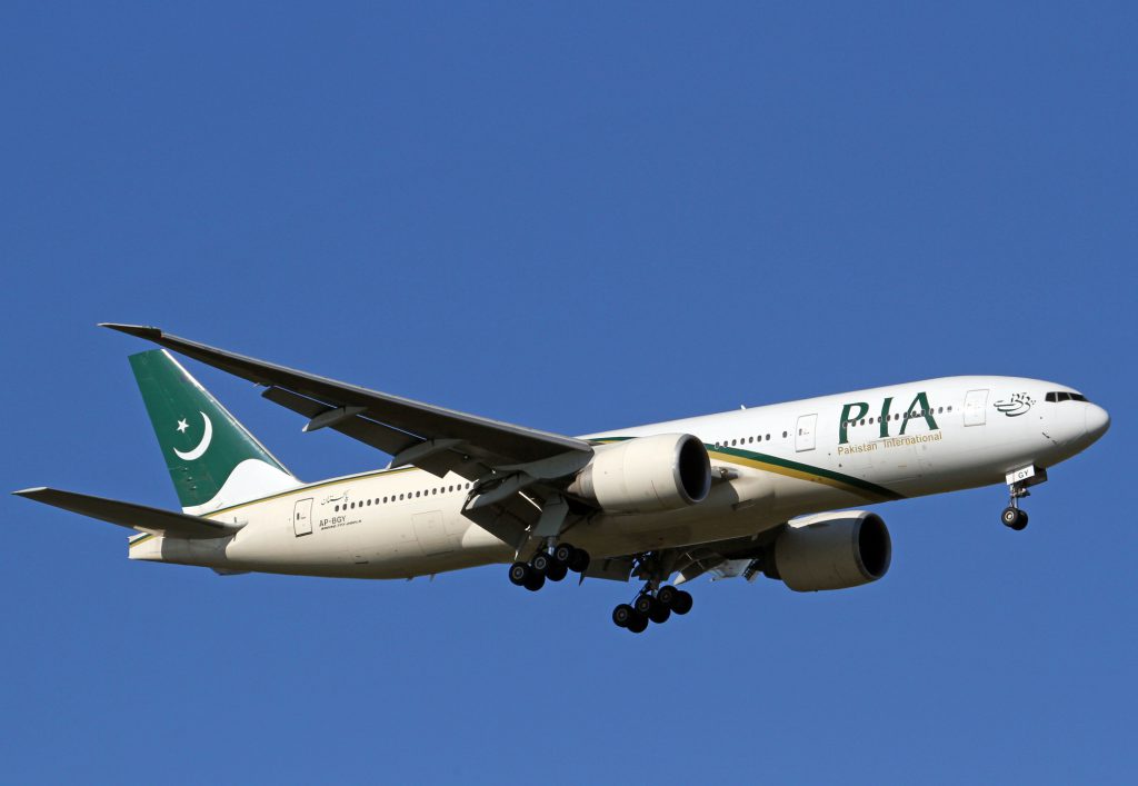 Pakistan aims to sell national airline before election