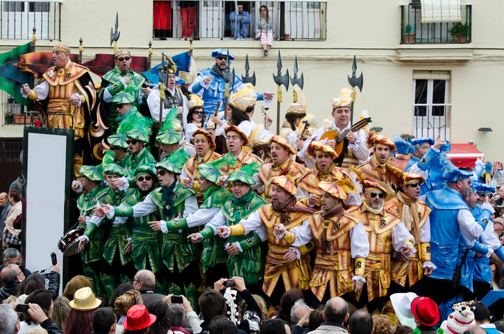 Miles de personas inundaron las calles de Cádiz para disfrutar del carnaval