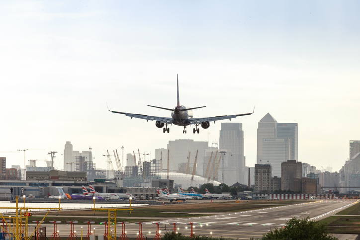 Reabre el London City Airport tras desalojarse bomba de la II Guerra Mundial