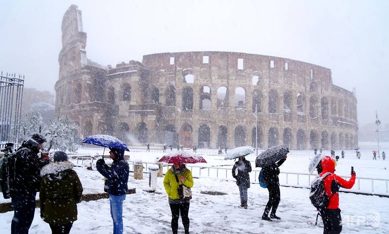 Rare snow storm disrupts flights, shuts schools in Rome
