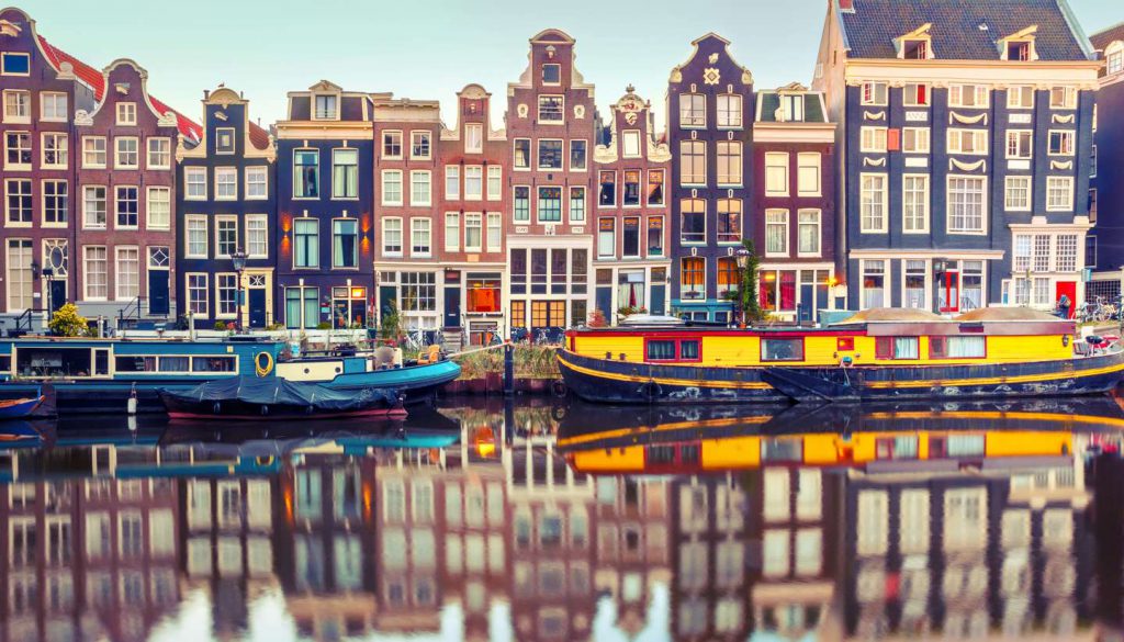 AirBnB stays in Amsterdam up 25 pct despite restrictions