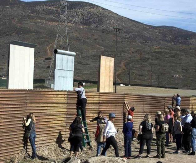 Turistas llegan a la frontera para ver los prototipos del muro de Trump