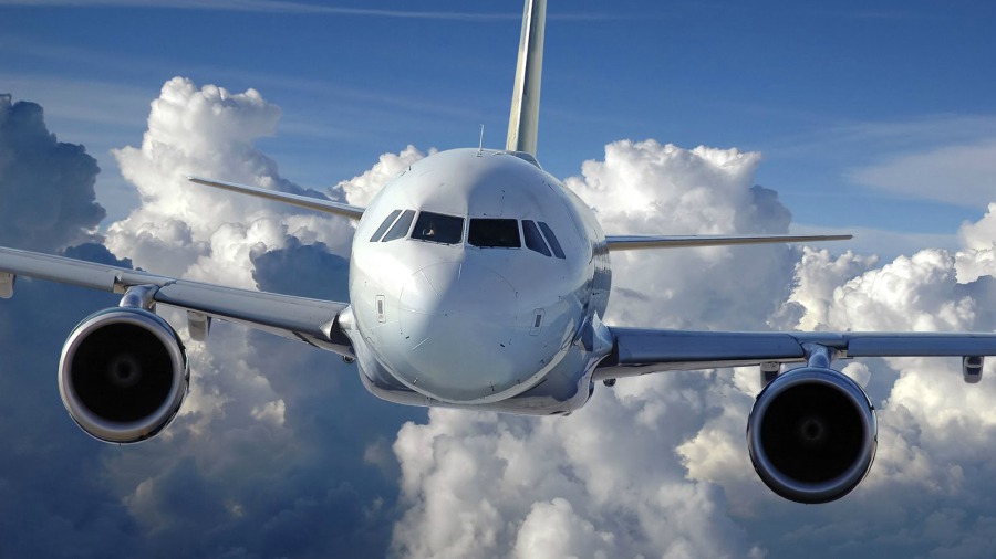 Emiratos dice que cazas cataríes interceptaron un avión de pasajeros