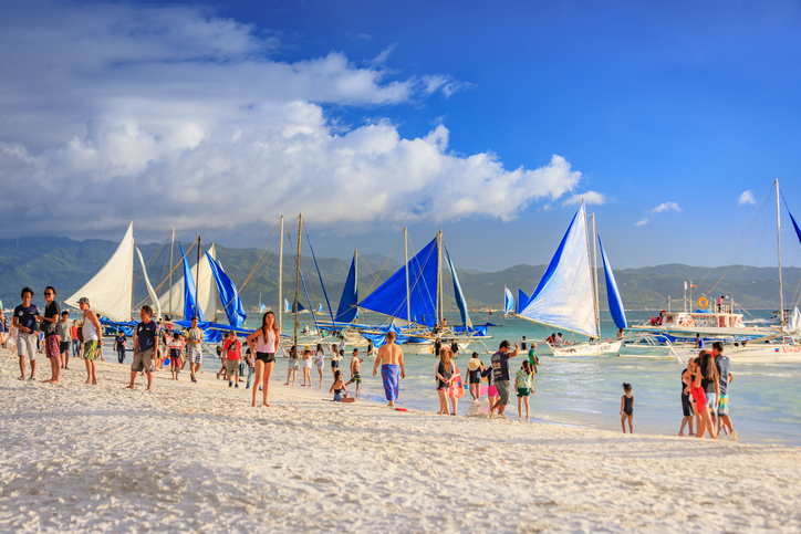 Duterte cierra 6 meses isla turística de Boracay al considerarla una “cloaca”
