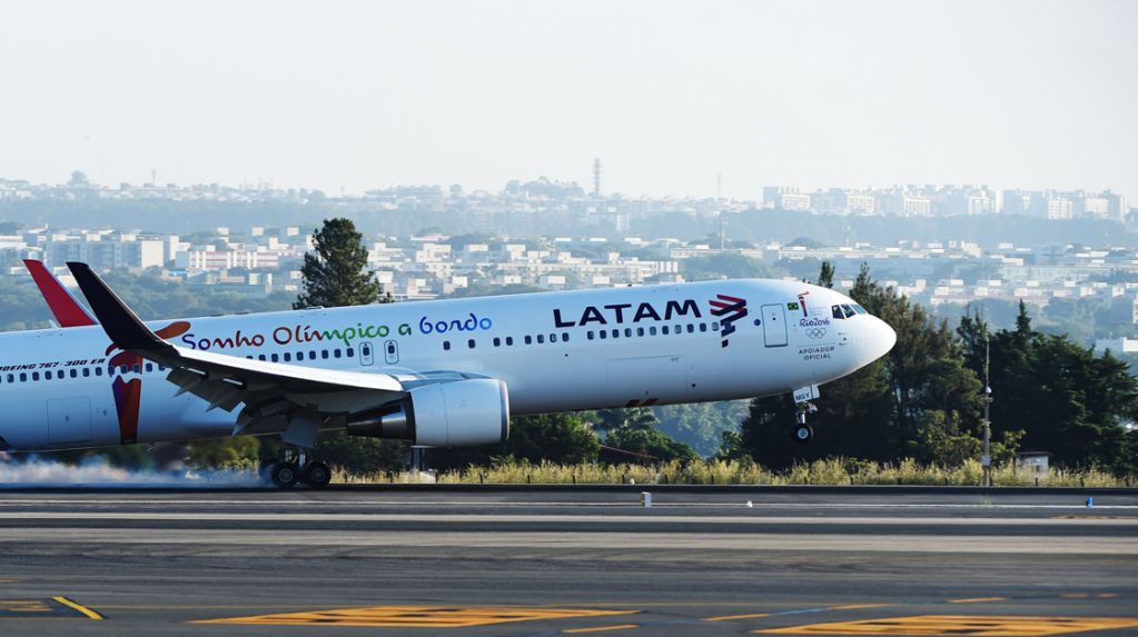 Latam admite que opera vuelos con menos tripulantes debido a la huelga