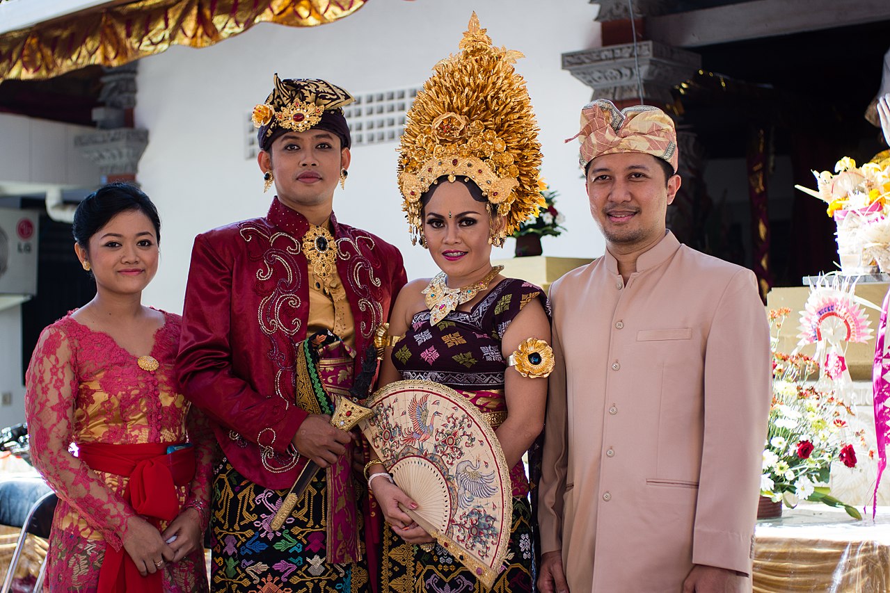 Venerating the past, traditional costume fever grips Thailand
