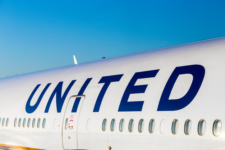 Chicago aviation officer who dragged man from plane sues United