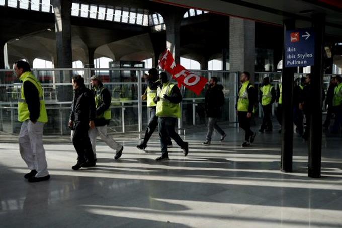 Air France suprimirá mañana el 15 % de sus vuelos en su 14 jornada de huelga