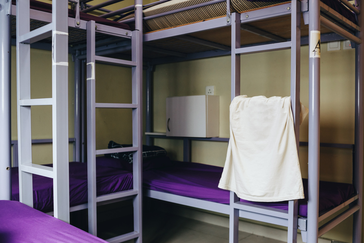 Denuncian que un albergue de Valencia cobra más a mujeres que a hombres