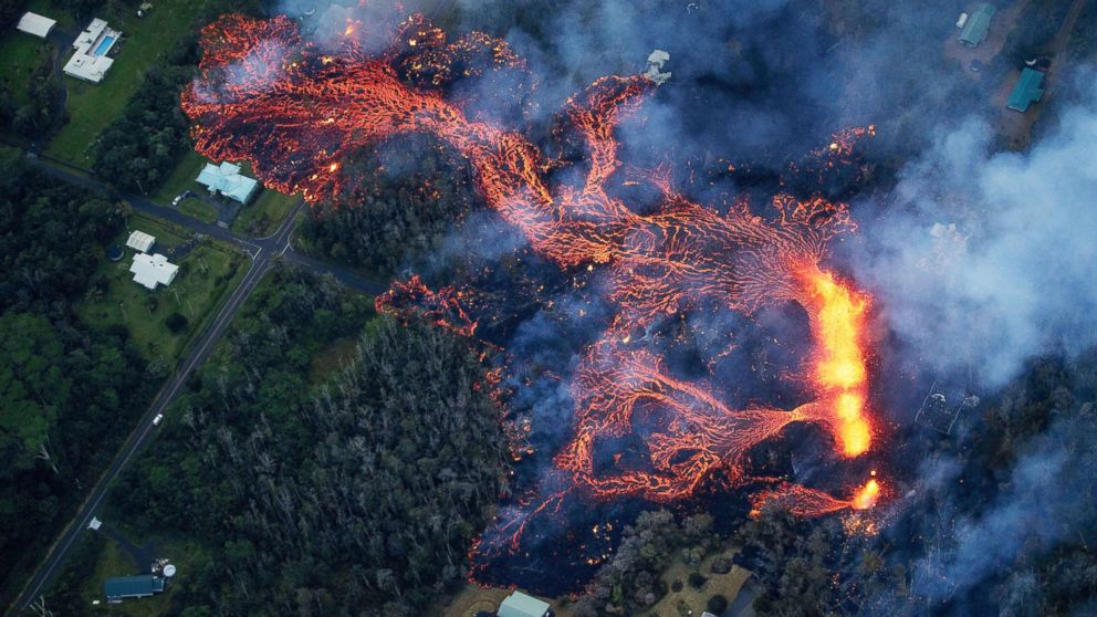 Hawaiians brave volcanic gases, lava to retrieve pets, belongings