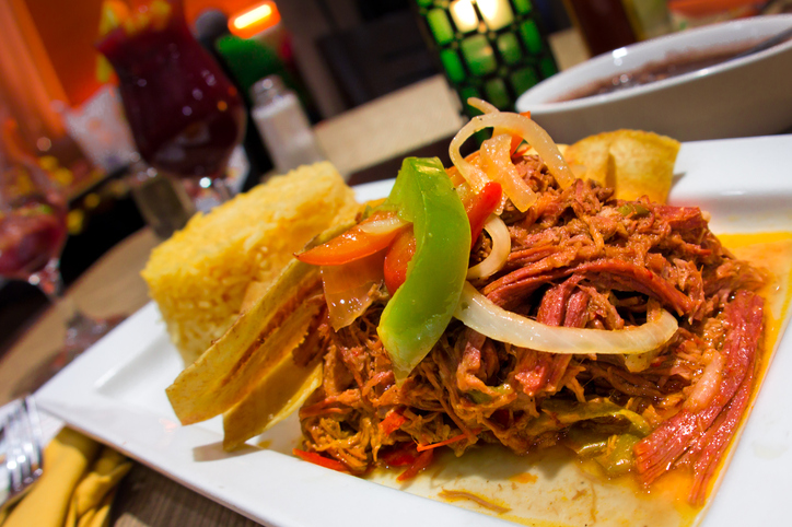 Maridaje entre tapas y cócteles fusiona tradición con modernidad en La Habana