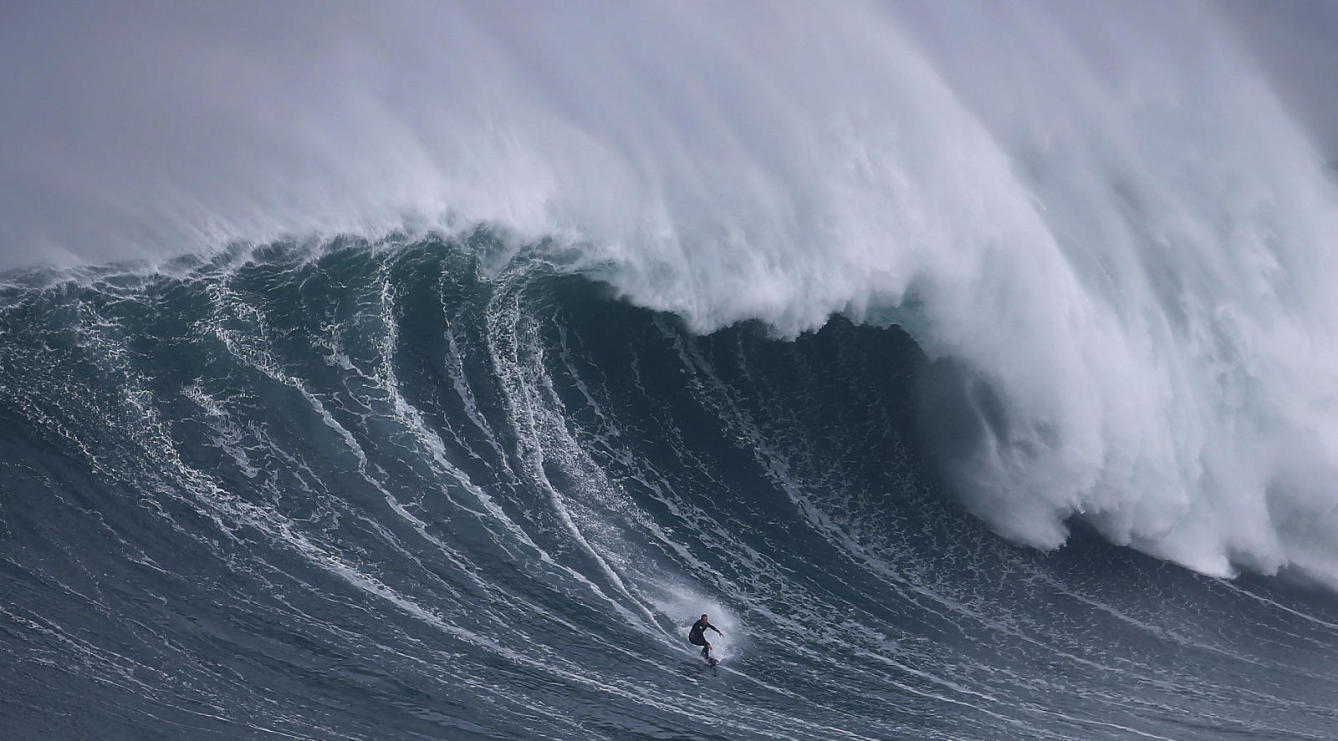 Portugal lleva la ola gigante de Nazaré a Times Square para promover su surf