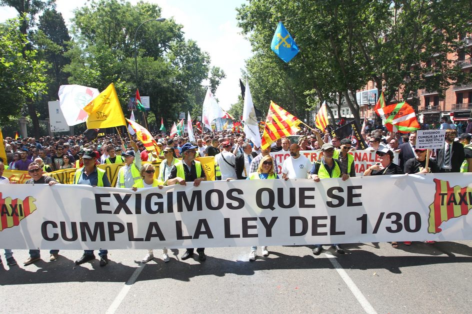 Más de mil taxistas protestan en Barcelona contra suspensión reglamento VTC