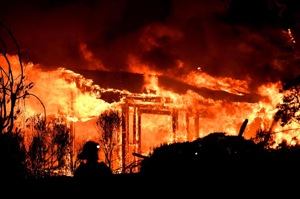 Thousands flee wildfire burning near California mountain towns
