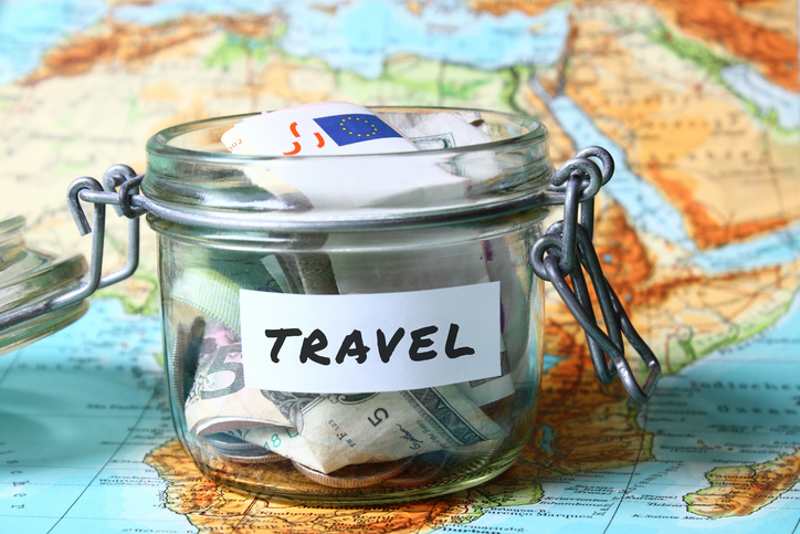 4 de cada 10 españoles destinan una parte de sus ahorros mensuales a viajar