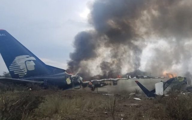 Un avión con 101 personas a bordo se estrella en el norte de México