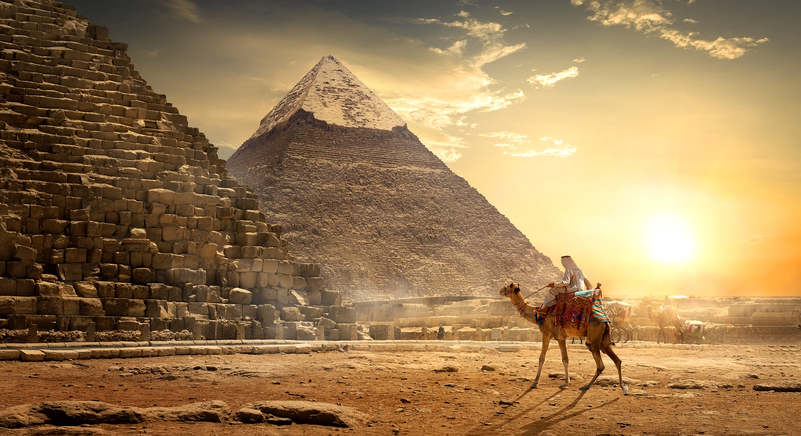 Egipto prevé superar 10 millones de turistas en 2018 tras repunte del sector