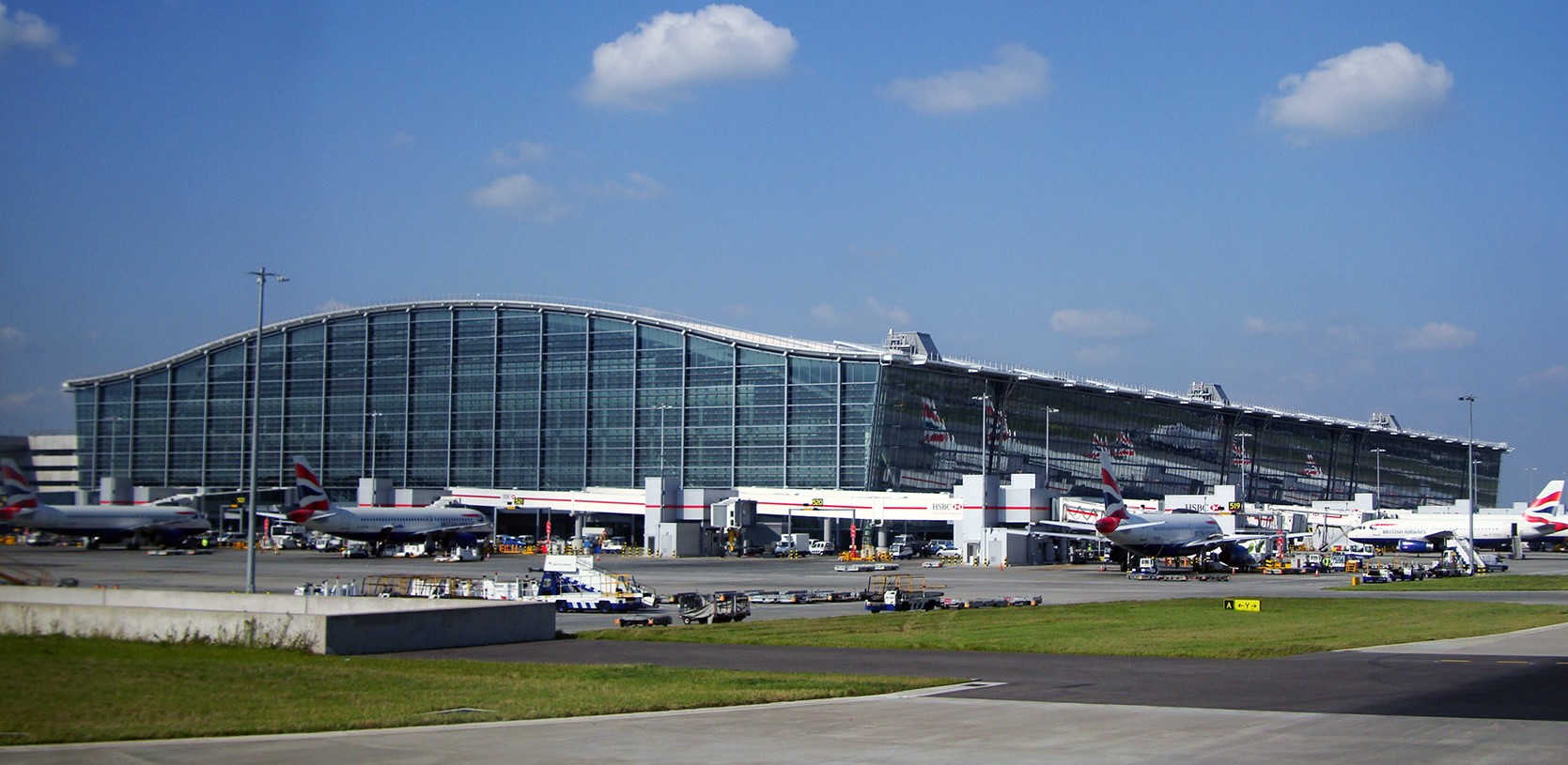 Heathrow Airport passport queues reached two-and-a-half hours in July-data