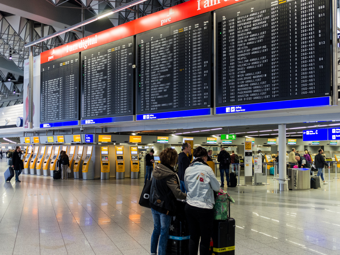 IAG dice que paros de controladores franceses han tenido un impacto en España
