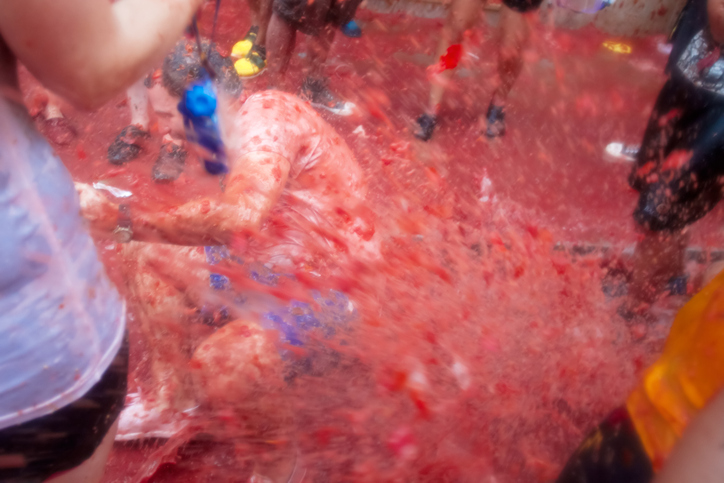 La Tomatina, con 145.000 kilos de tomates y punto contra agresiones sexuales