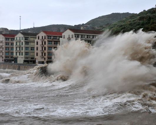 Más de cien vuelos cancelados y 88.000 evacuados por tifón en el este de China