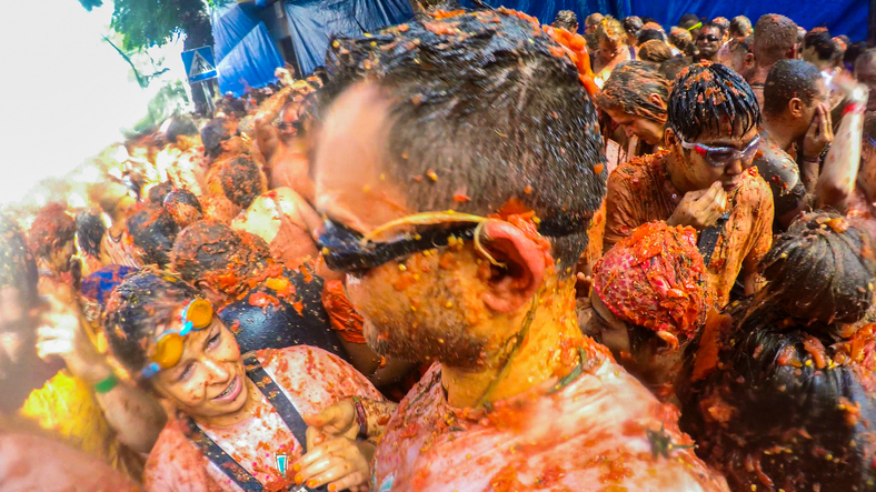Buñol celebra la “batalla del tomate” más internacional