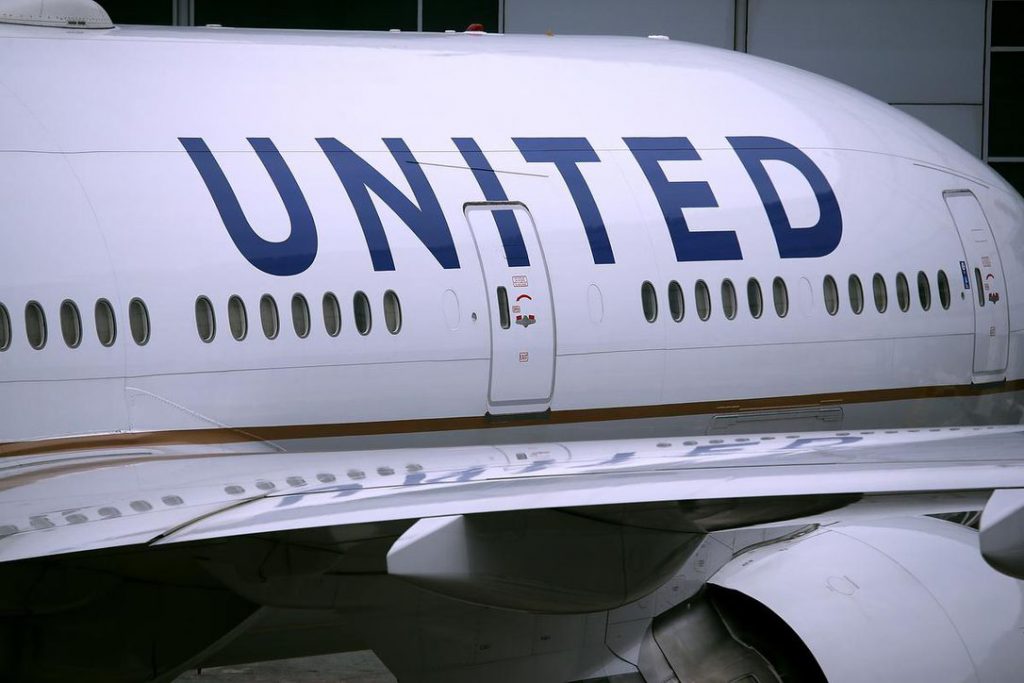 United Continental raises fees for checked bags on certain routes