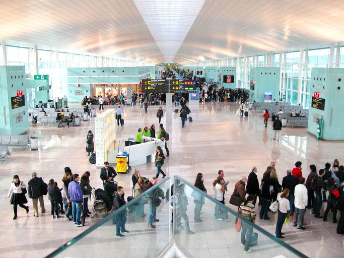 AESA mandará inspectores a aeropuertos para que se cumplan derechos pasajeros