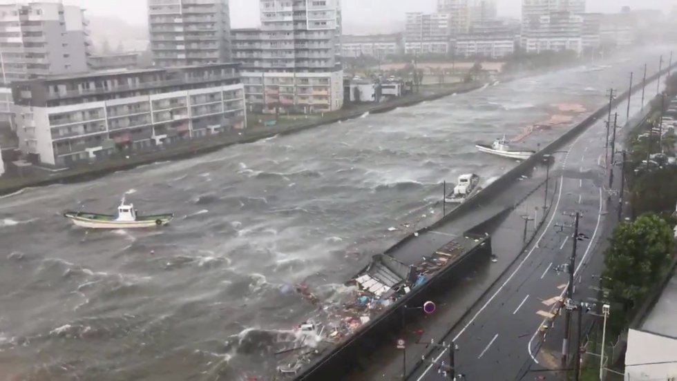 Evacúan a 5.000 personas del aeropuerto japonés de Osaka atrapadas por tifón