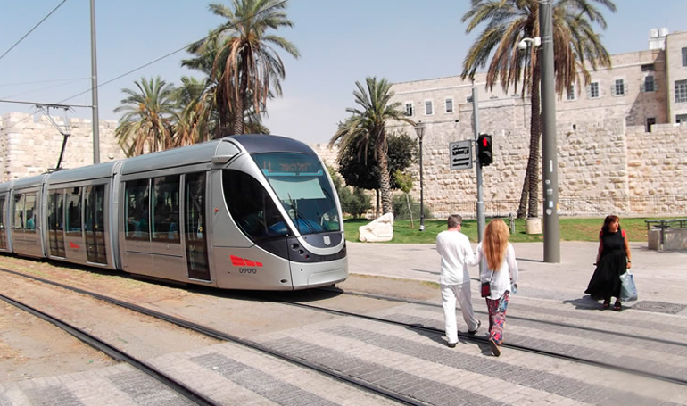Tren rápido israelí inicia ruta con pasajeros de Jerusalén al aeropuerto
