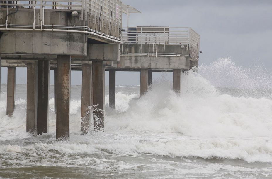 Gordon dumps heavy rains, Hurricane Florence barrels toward Bermuda