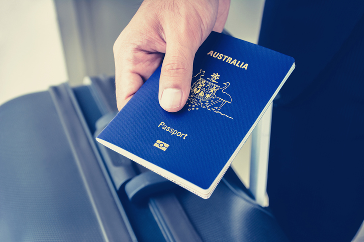 Trabajadores de aeropuertos de Australia protestan por mejoras salariales