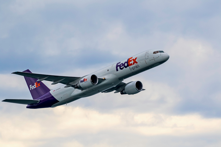Ahead of Holidays, FedEx leans on special bonuses to keep pilots from retiring