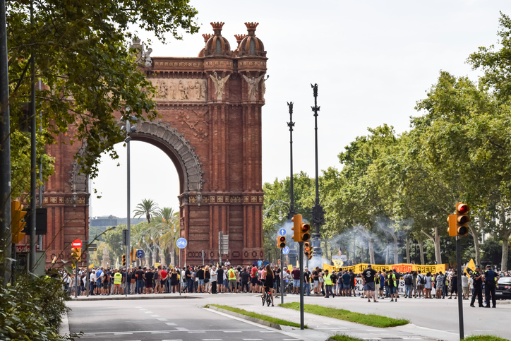 Spain gives Uber and Cabify drivers four years to secure licences